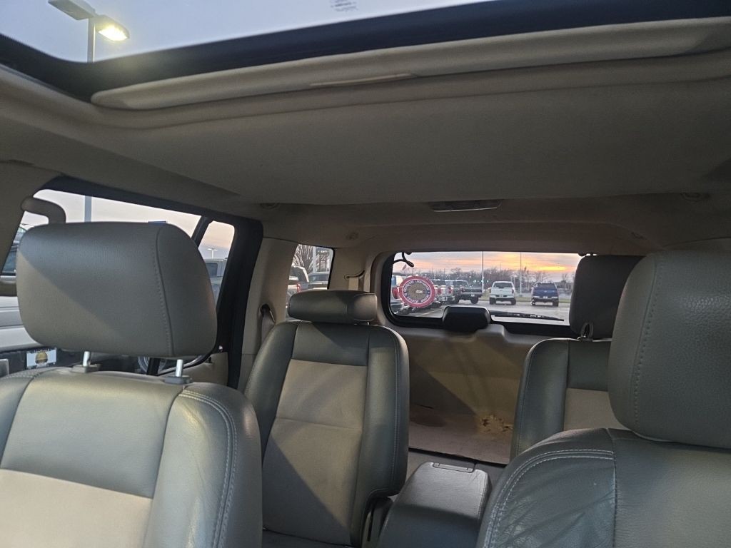 Ford Explorer Vehicle Full-screen Gallery Image 15