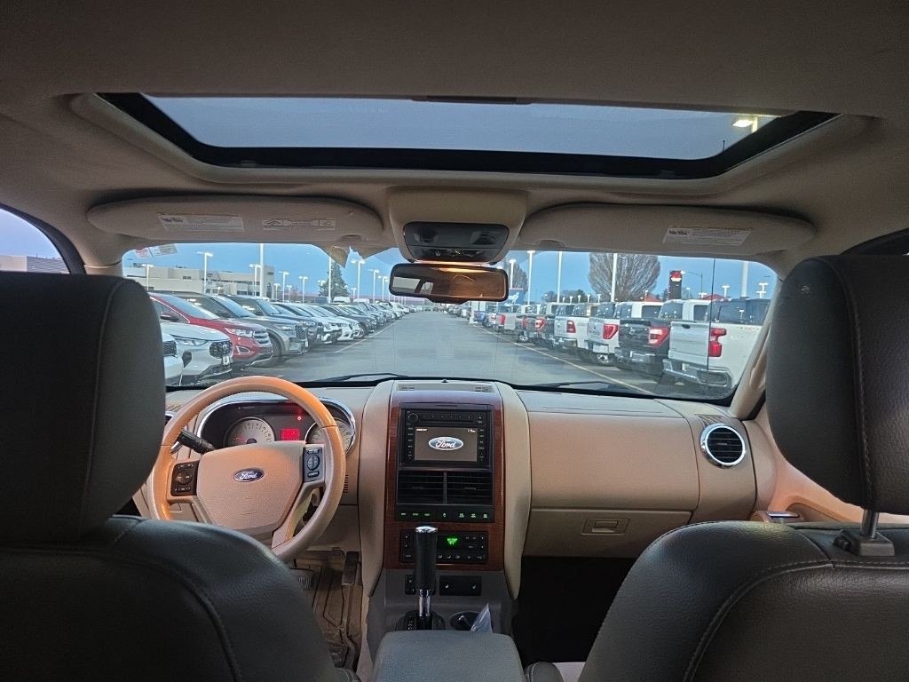 Ford Explorer Vehicle Full-screen Gallery Image 16