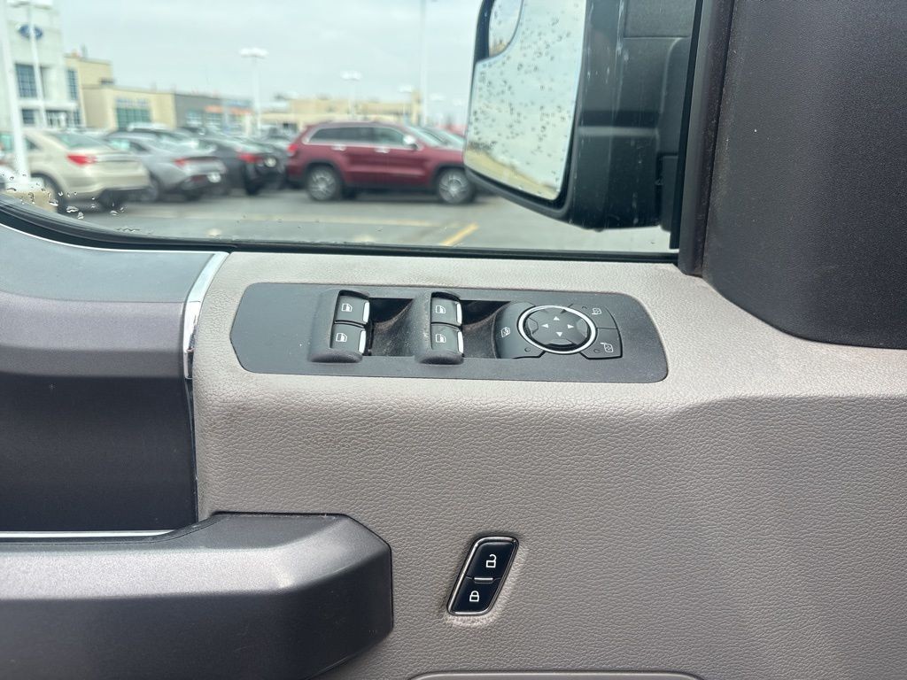 Ford F-150 Vehicle Full-screen Gallery Image 8