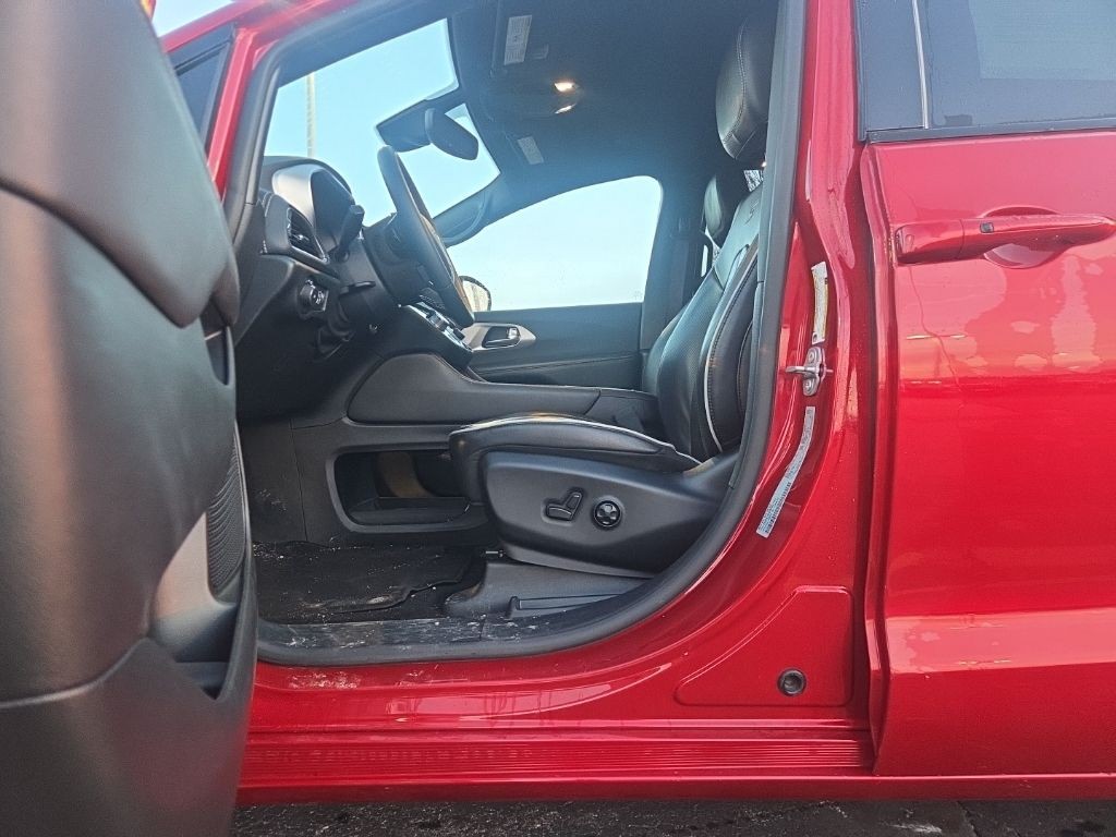 Chrysler Pacifica Vehicle Full-screen Gallery Image 2