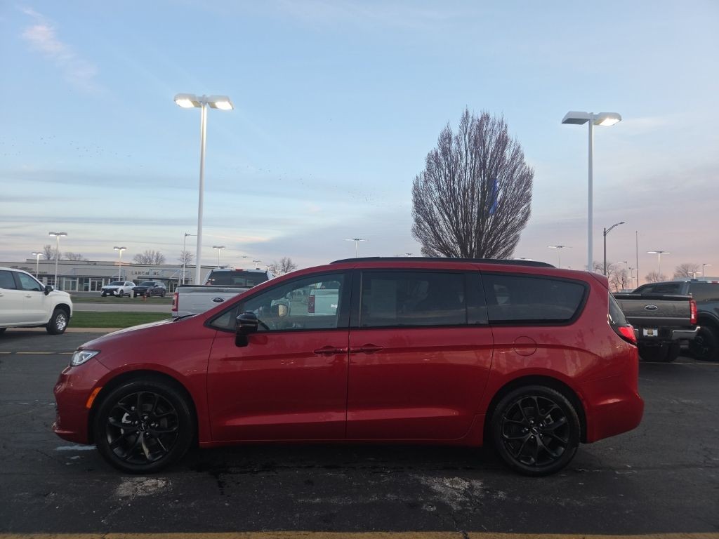 Chrysler Pacifica Vehicle Full-screen Gallery Image 3