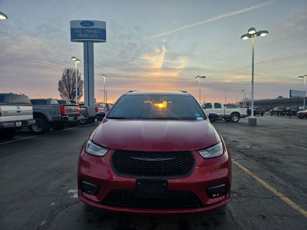 Chrysler Pacifica Vehicle Full-screen Gallery Image 8