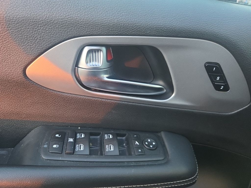 Chrysler Pacifica Vehicle Full-screen Gallery Image 9