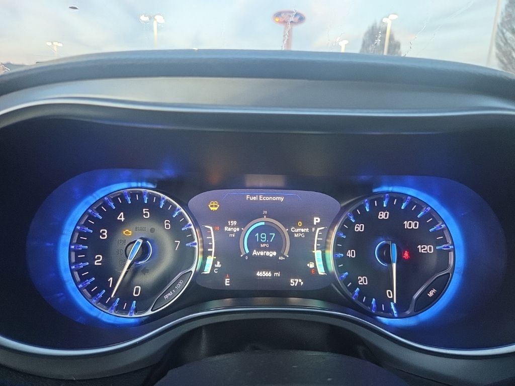 Chrysler Pacifica Vehicle Full-screen Gallery Image 11