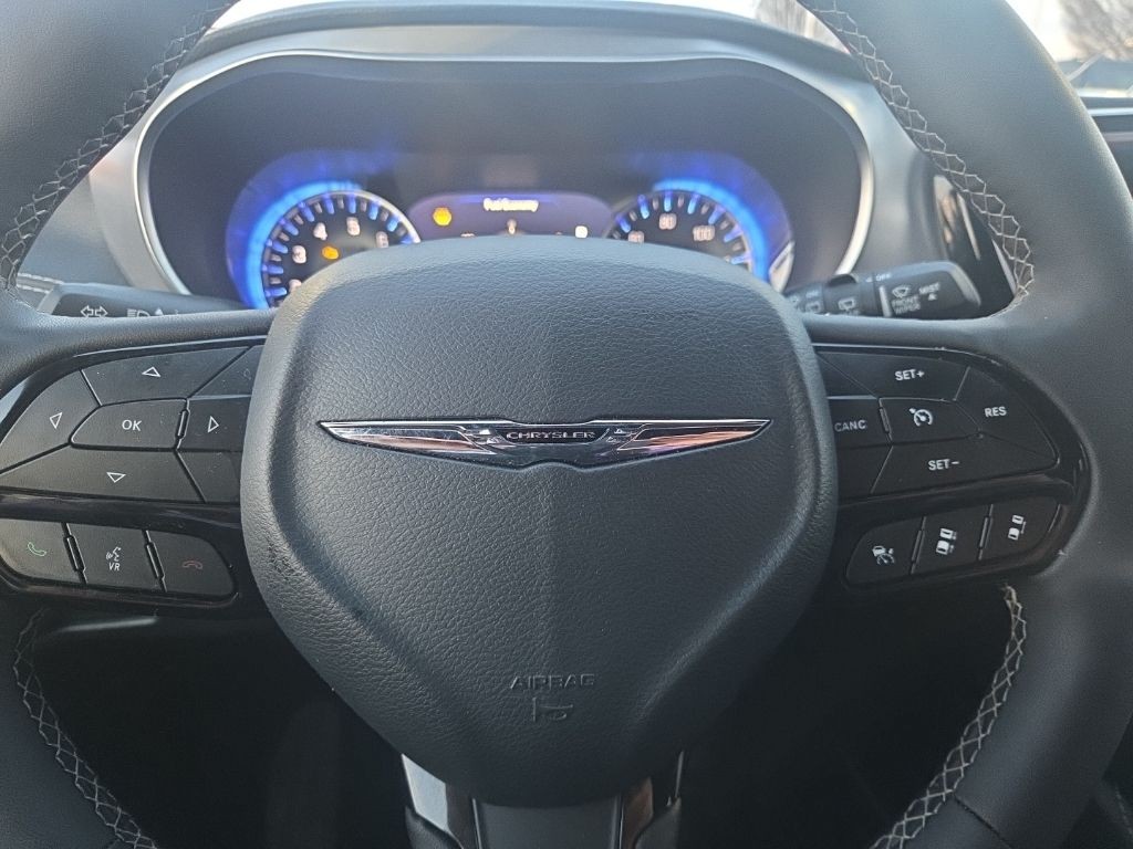 Chrysler Pacifica Vehicle Full-screen Gallery Image 12