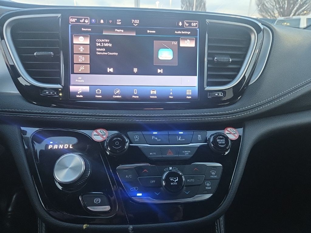 Chrysler Pacifica Vehicle Full-screen Gallery Image 13