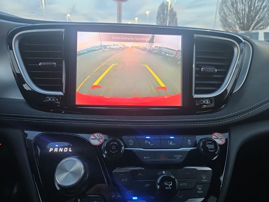 Chrysler Pacifica Vehicle Full-screen Gallery Image 14