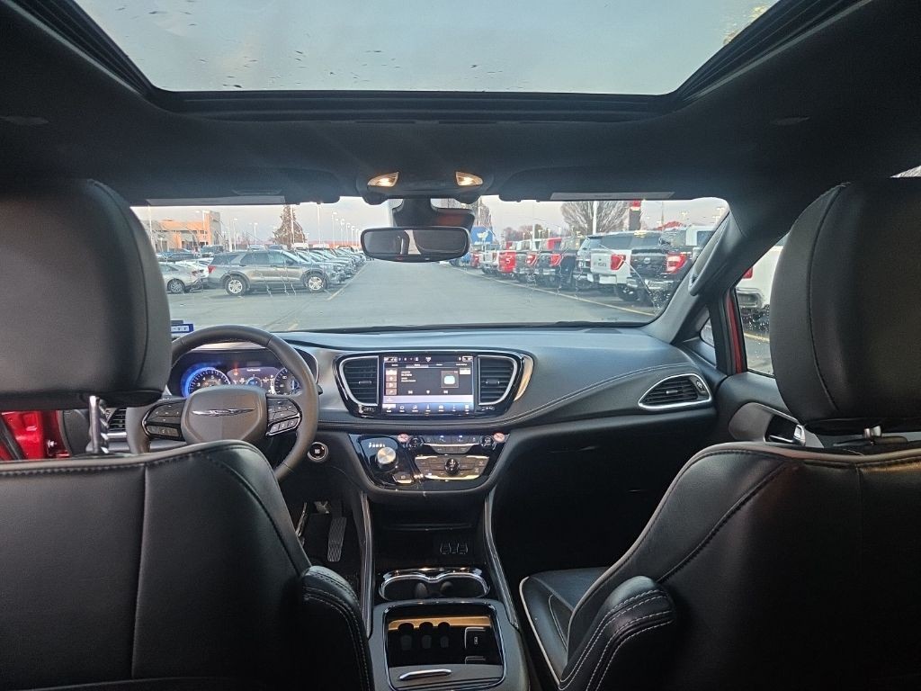 Chrysler Pacifica Vehicle Full-screen Gallery Image 16