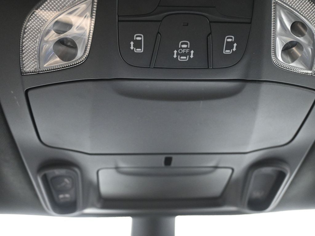 Chrysler Pacifica Vehicle Full-screen Gallery Image 17