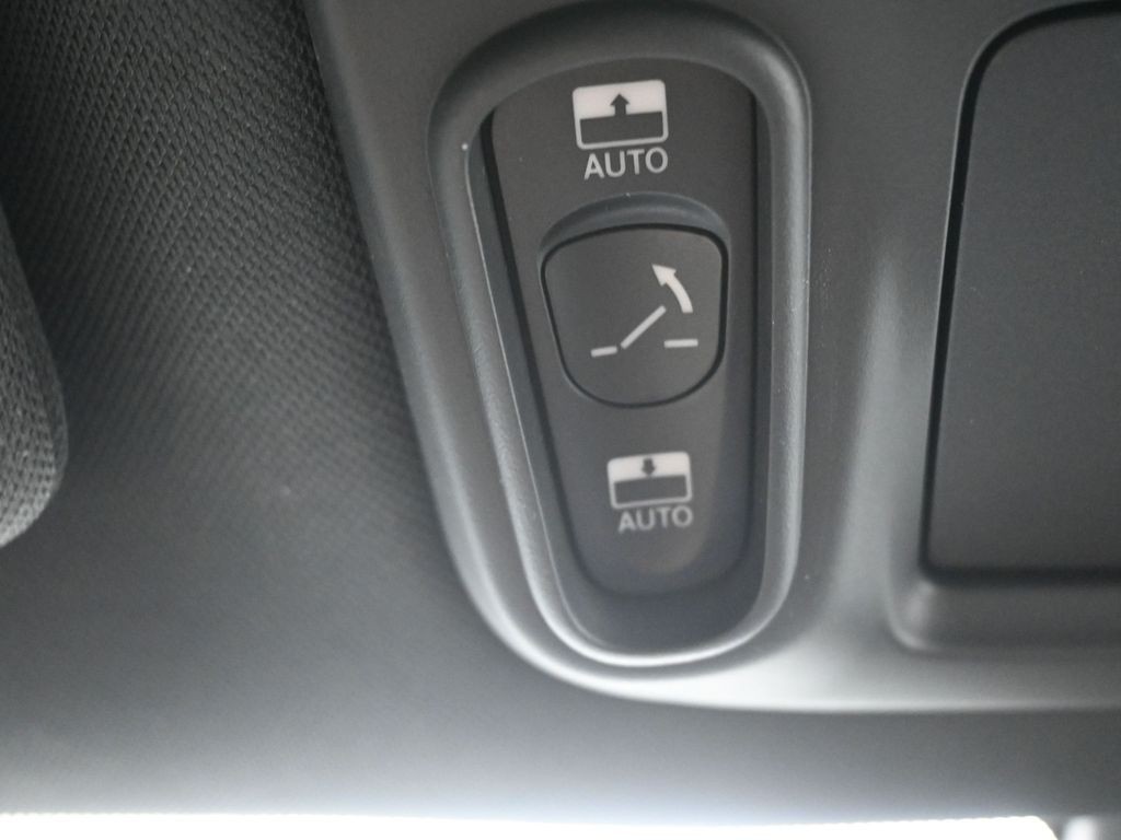 Chrysler Pacifica Vehicle Full-screen Gallery Image 18