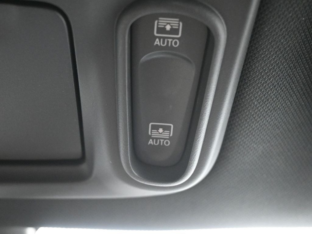 Chrysler Pacifica Vehicle Full-screen Gallery Image 19
