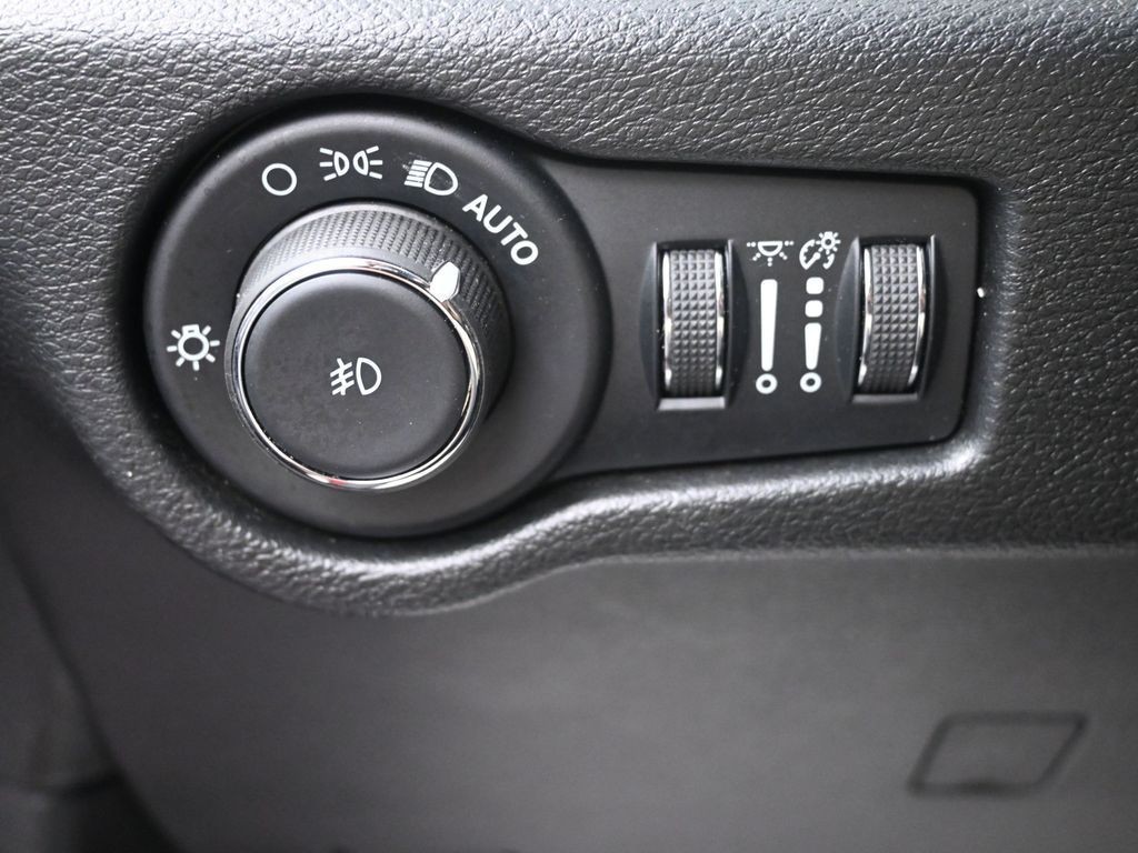 Chrysler Pacifica Vehicle Full-screen Gallery Image 24