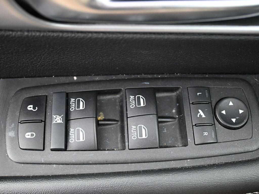 Chrysler Pacifica Vehicle Full-screen Gallery Image 26