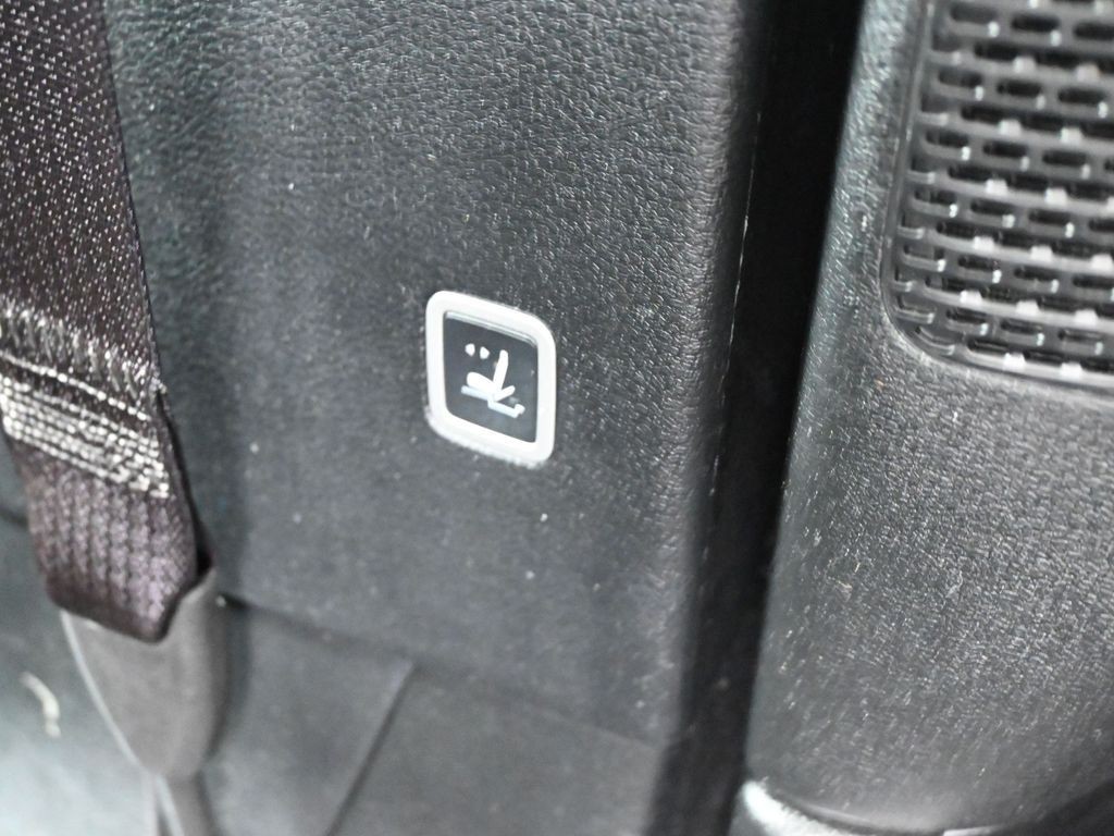 Chrysler Pacifica Vehicle Full-screen Gallery Image 29