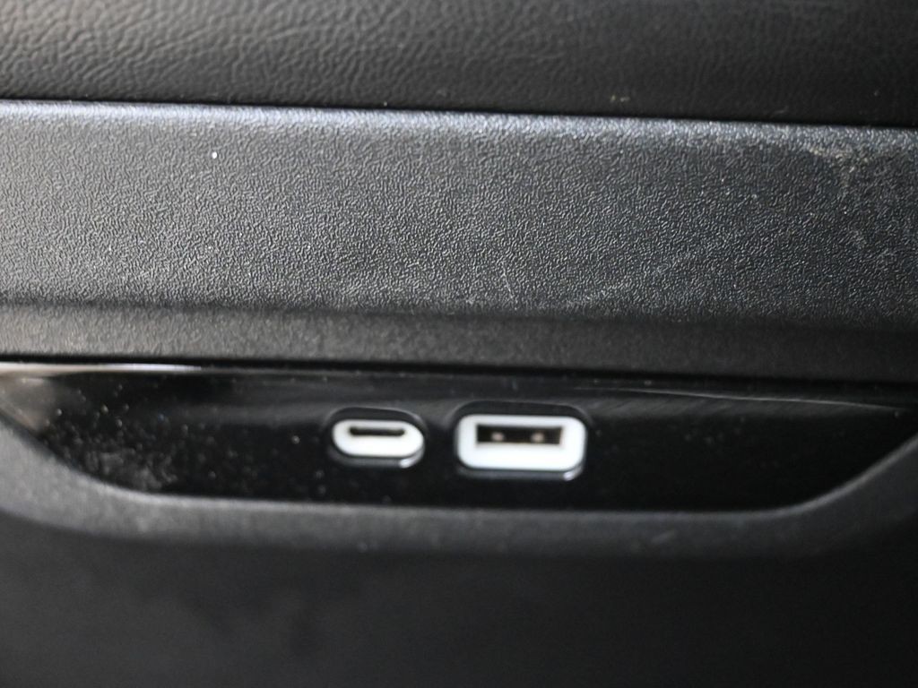 Chrysler Pacifica Vehicle Full-screen Gallery Image 32