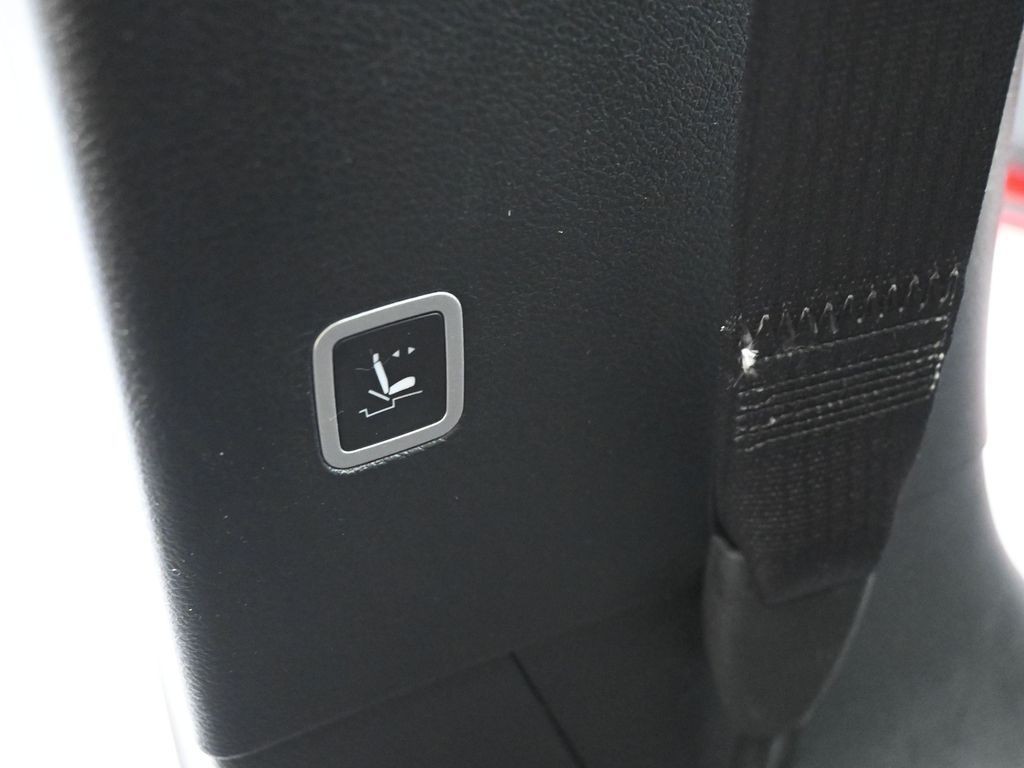 Chrysler Pacifica Vehicle Full-screen Gallery Image 33