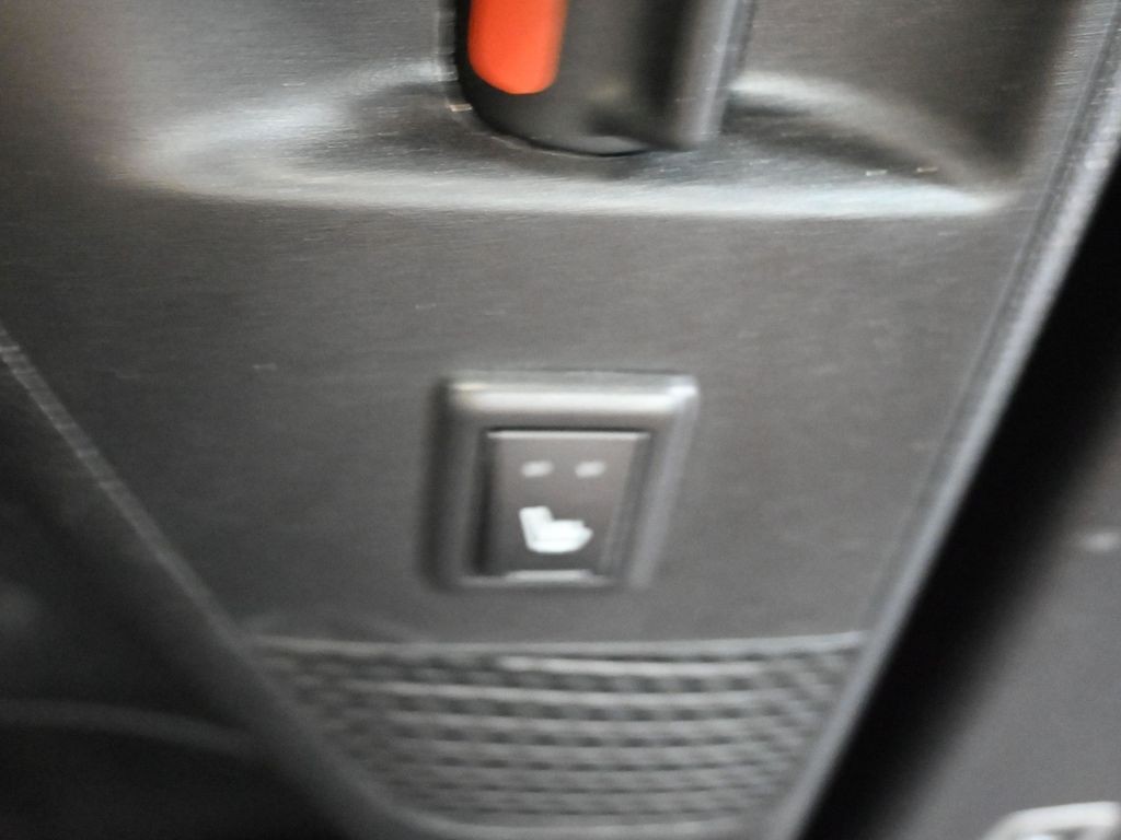 Chrysler Pacifica Vehicle Full-screen Gallery Image 36
