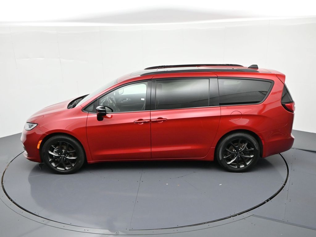Chrysler Pacifica Vehicle Full-screen Gallery Image 40