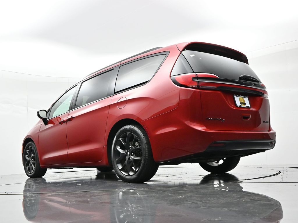 Chrysler Pacifica Vehicle Full-screen Gallery Image 41