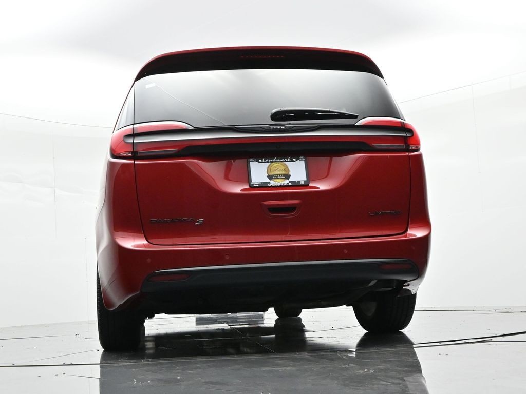 Chrysler Pacifica Vehicle Full-screen Gallery Image 42
