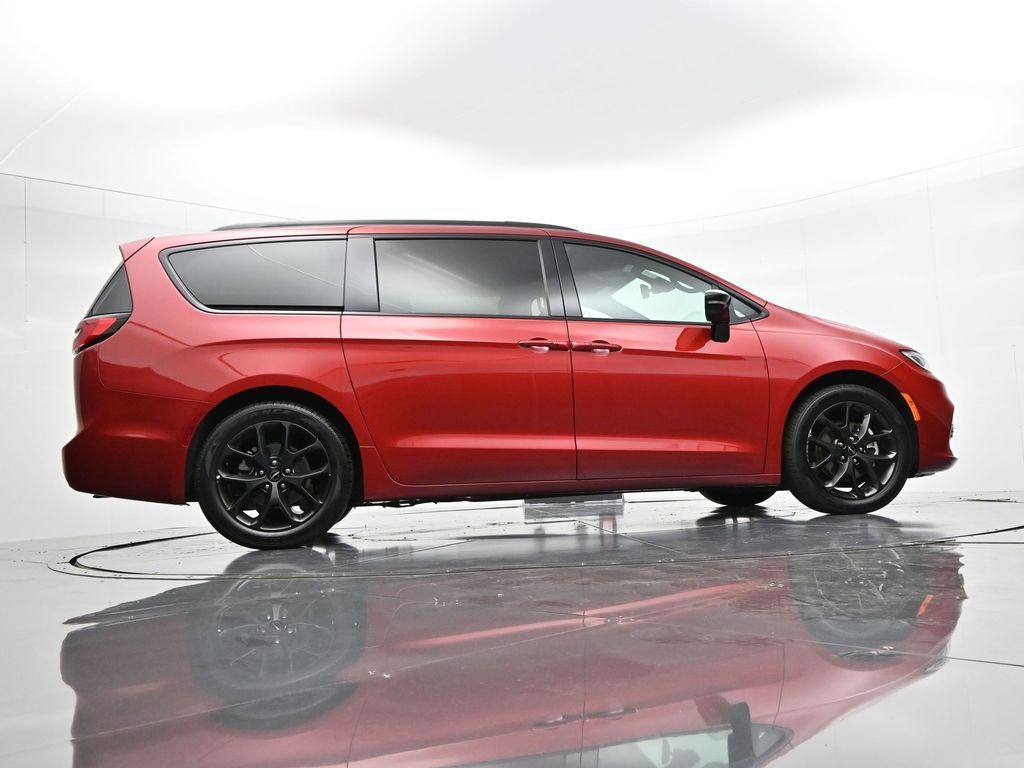 Chrysler Pacifica Vehicle Full-screen Gallery Image 44