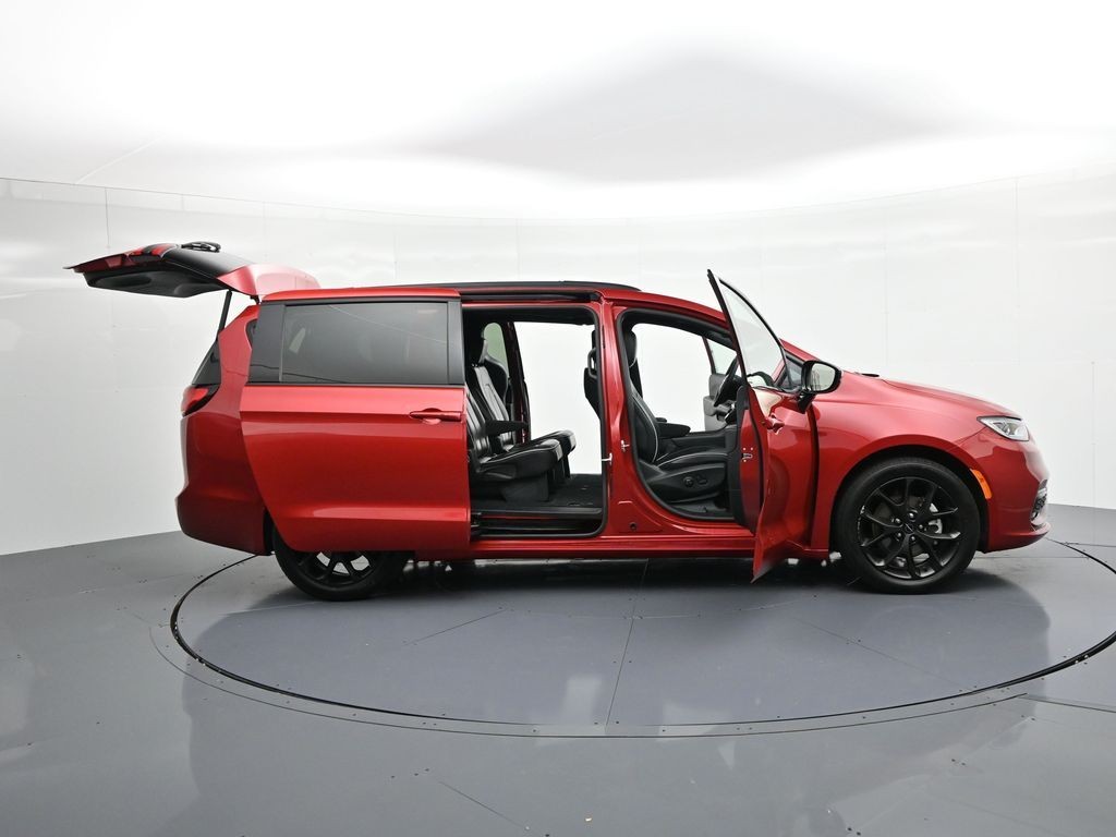Chrysler Pacifica Vehicle Full-screen Gallery Image 45