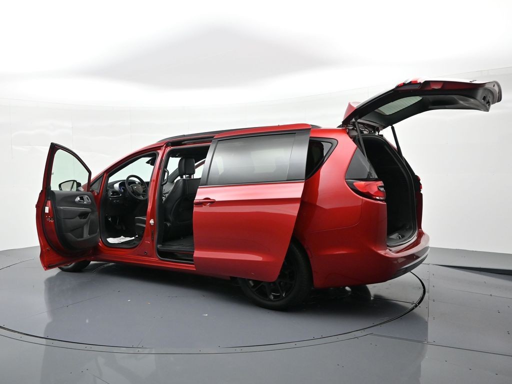 Chrysler Pacifica Vehicle Full-screen Gallery Image 46
