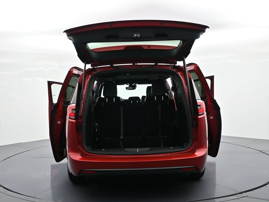 Chrysler Pacifica Vehicle Full-screen Gallery Image 48