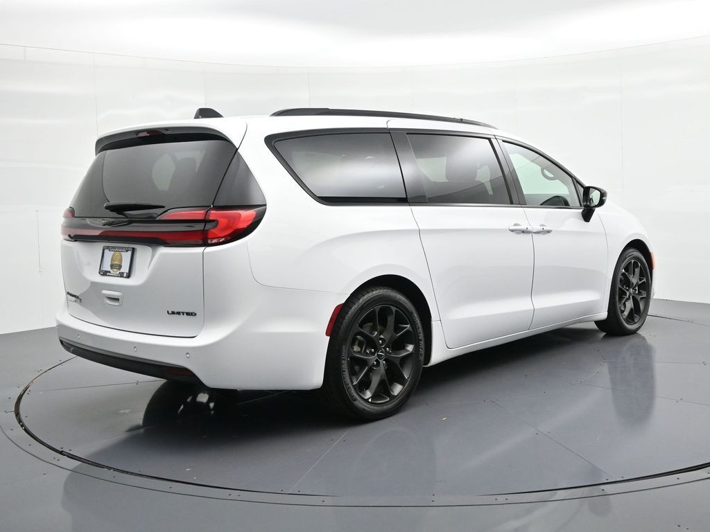 Chrysler Pacifica Vehicle Full-screen Gallery Image 6
