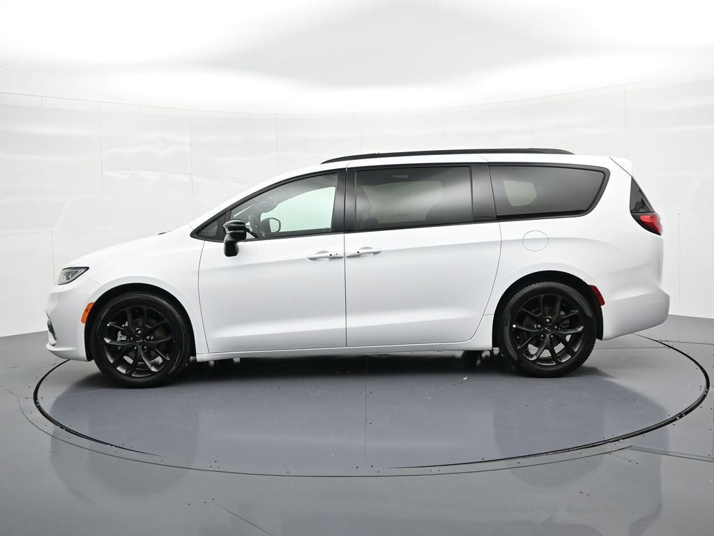 Chrysler Pacifica Vehicle Full-screen Gallery Image 9