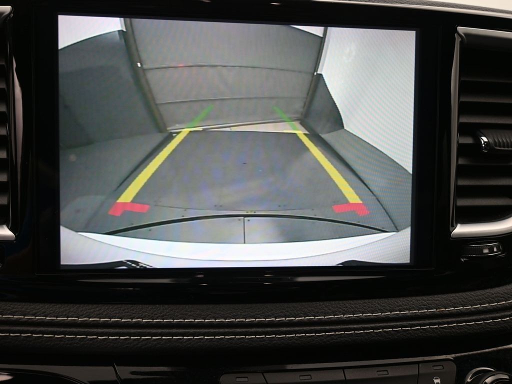 Chrysler Pacifica Vehicle Full-screen Gallery Image 12