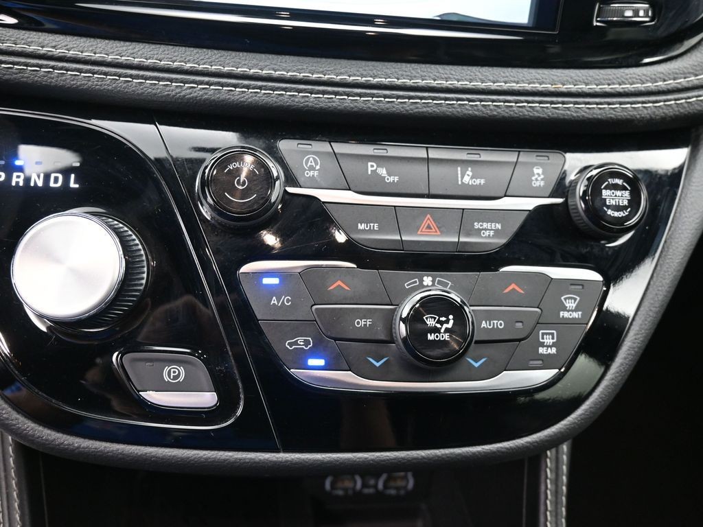 Chrysler Pacifica Vehicle Full-screen Gallery Image 13