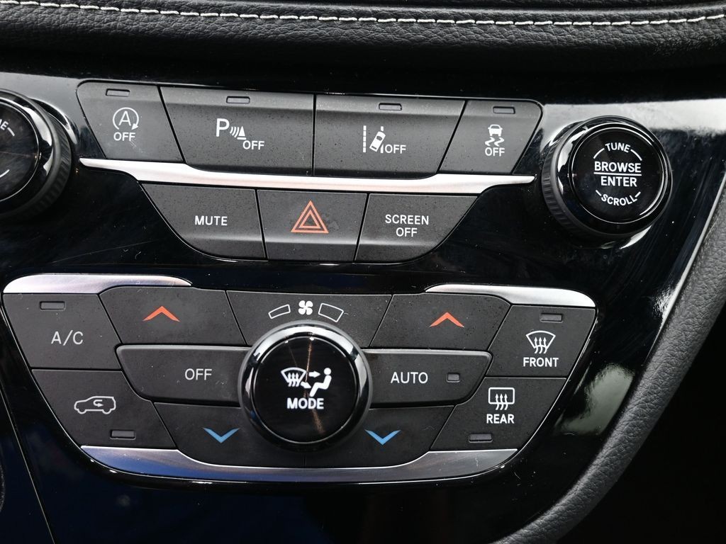 Chrysler Pacifica Vehicle Full-screen Gallery Image 14