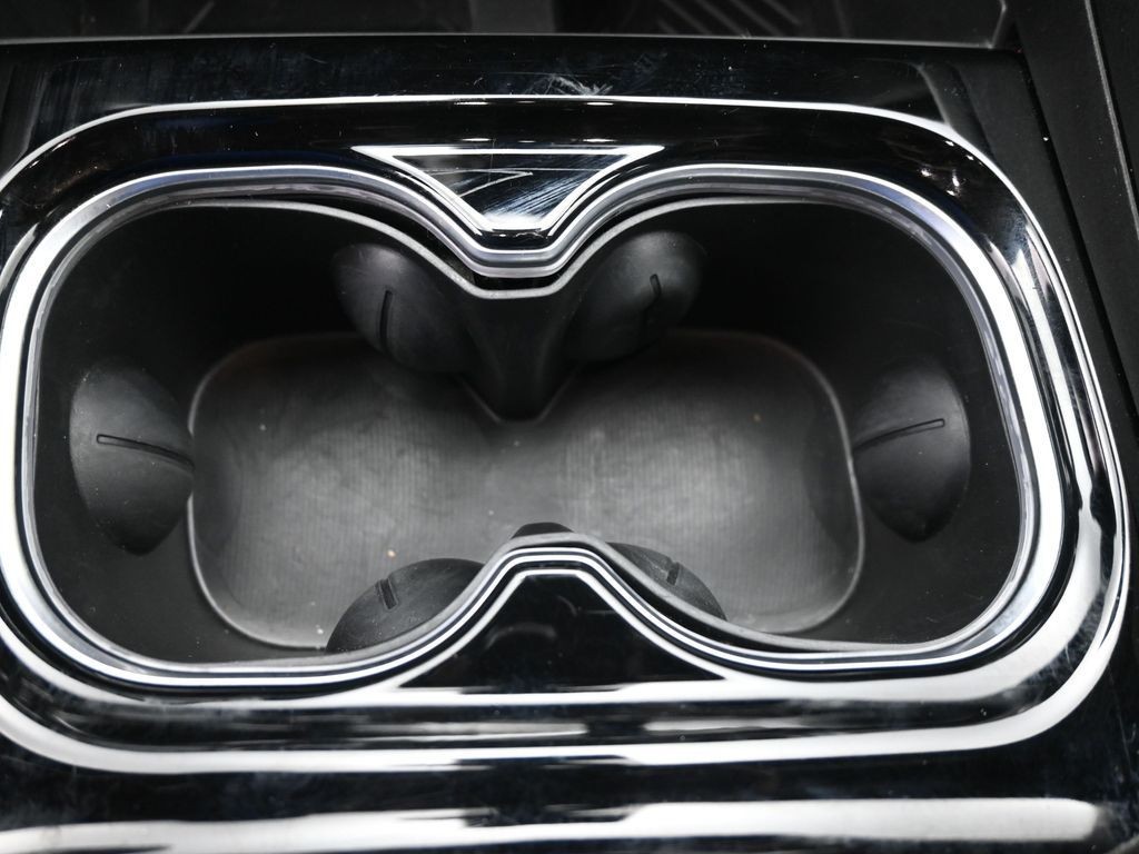Chrysler Pacifica Vehicle Full-screen Gallery Image 16