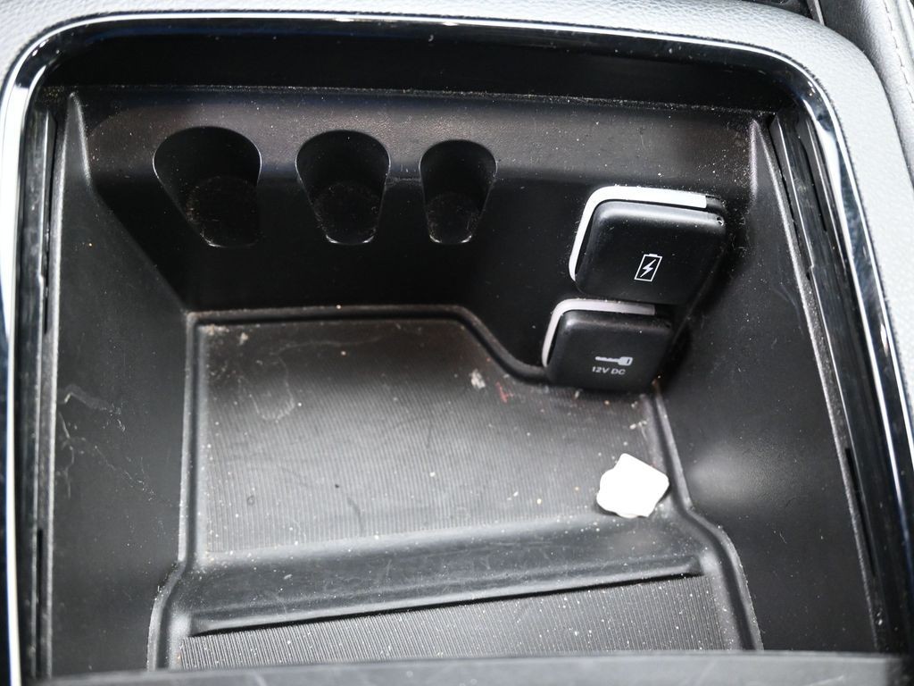 Chrysler Pacifica Vehicle Full-screen Gallery Image 17