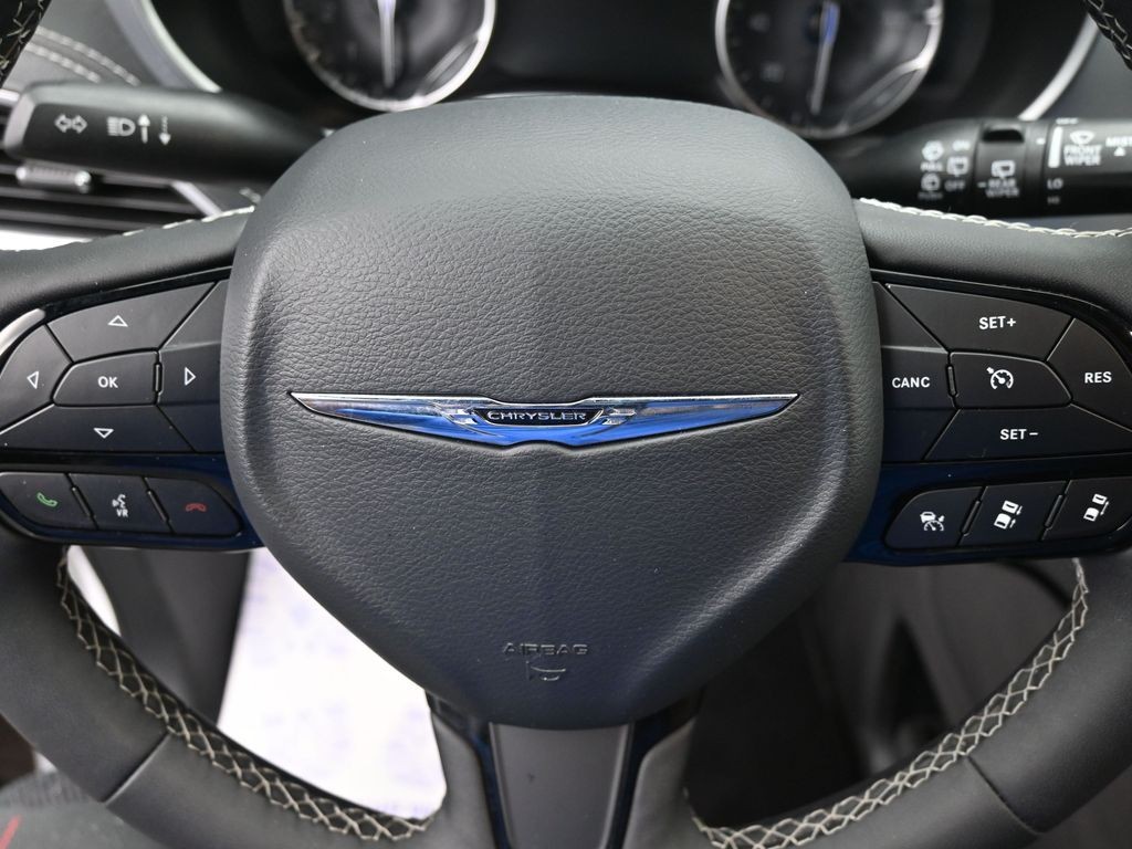 Chrysler Pacifica Vehicle Full-screen Gallery Image 18