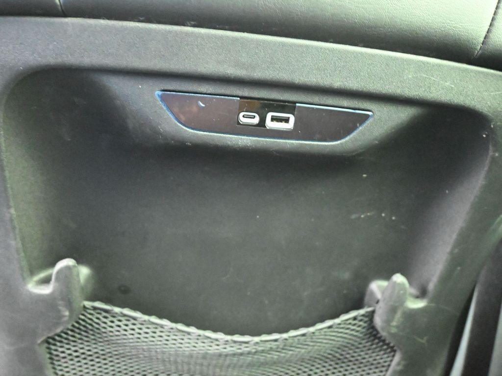 Chrysler Pacifica Vehicle Full-screen Gallery Image 23