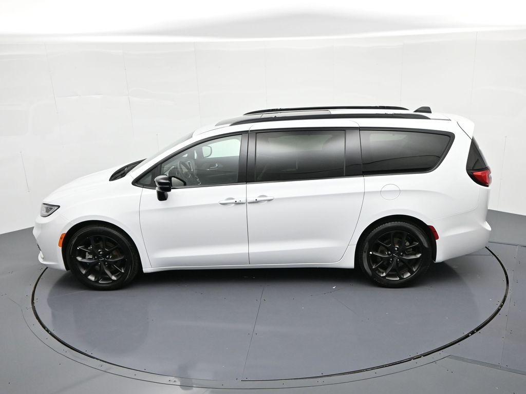 Chrysler Pacifica Vehicle Full-screen Gallery Image 30