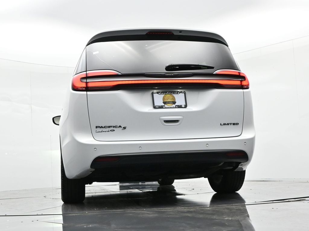 Chrysler Pacifica Vehicle Full-screen Gallery Image 32
