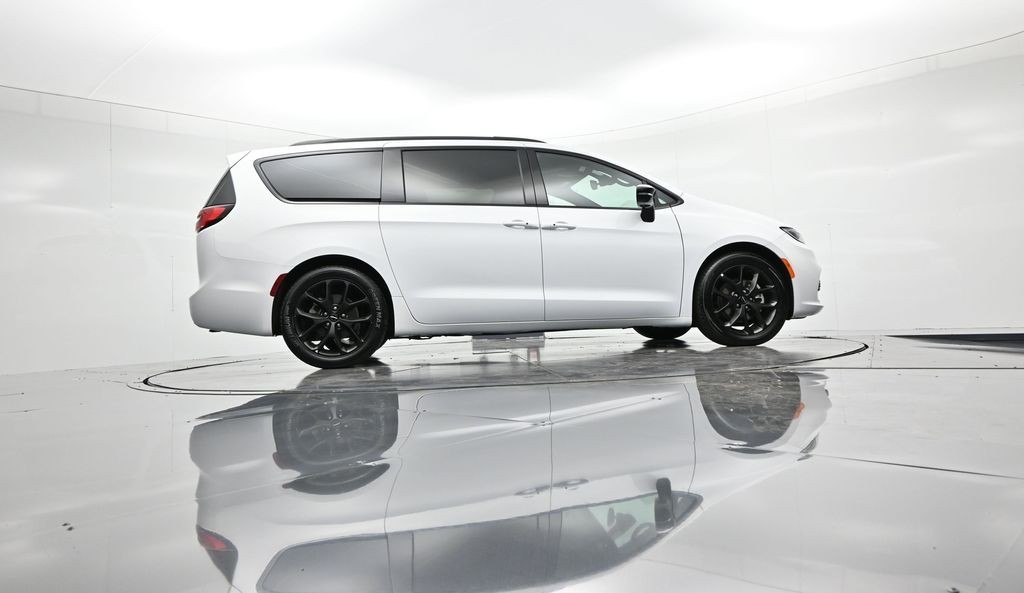 Chrysler Pacifica Vehicle Full-screen Gallery Image 34