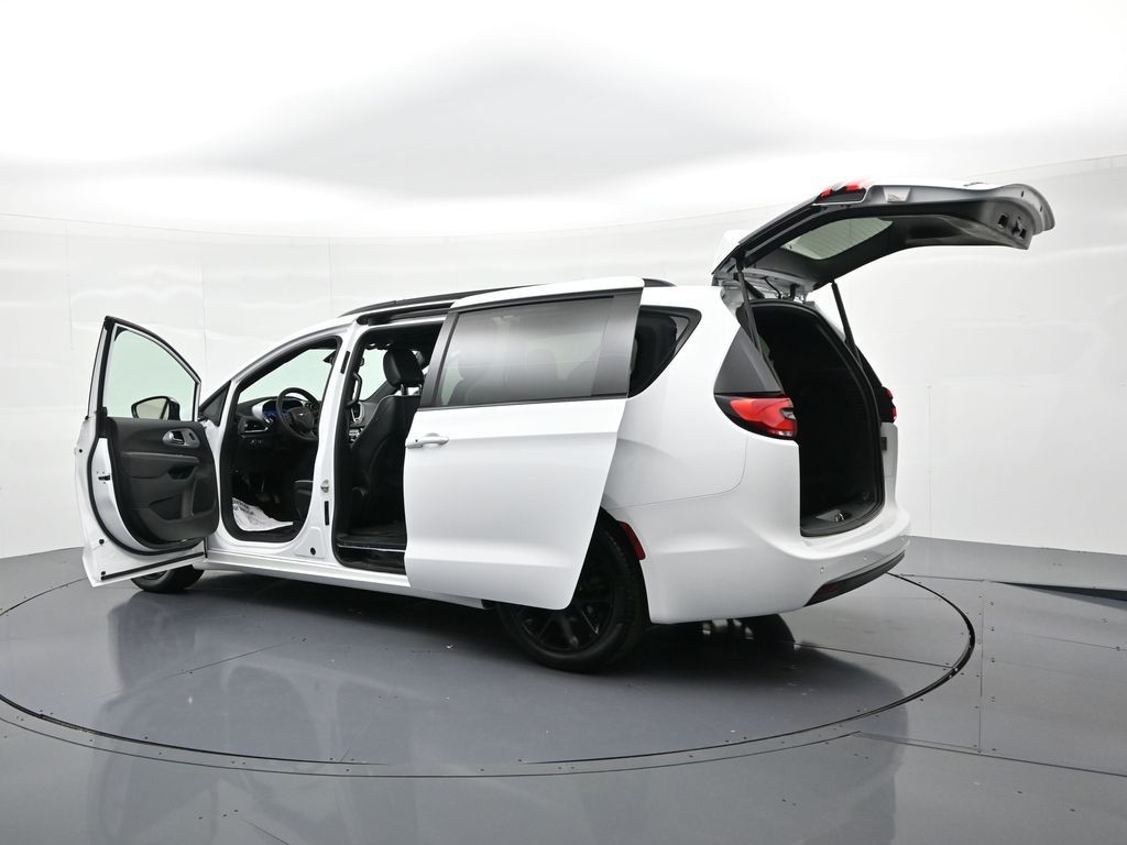 Chrysler Pacifica Vehicle Full-screen Gallery Image 36