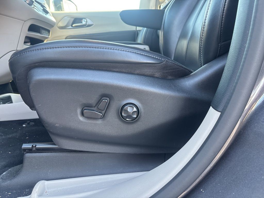 Chrysler Pacifica Vehicle Full-screen Gallery Image 2