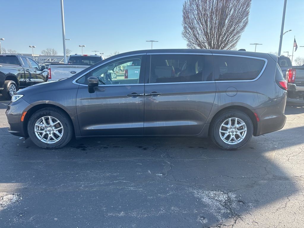 Chrysler Pacifica Vehicle Full-screen Gallery Image 3