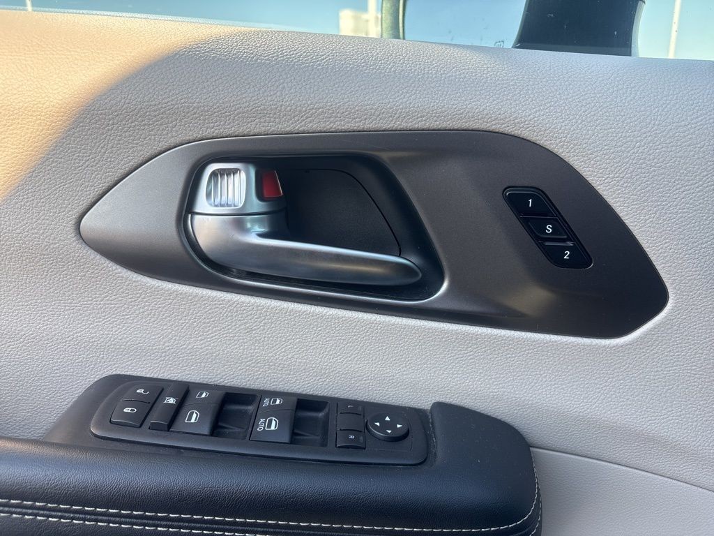 Chrysler Pacifica Vehicle Full-screen Gallery Image 8