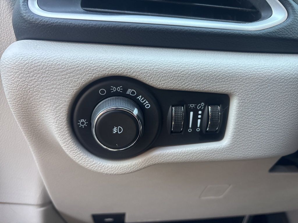 Chrysler Pacifica Vehicle Full-screen Gallery Image 9