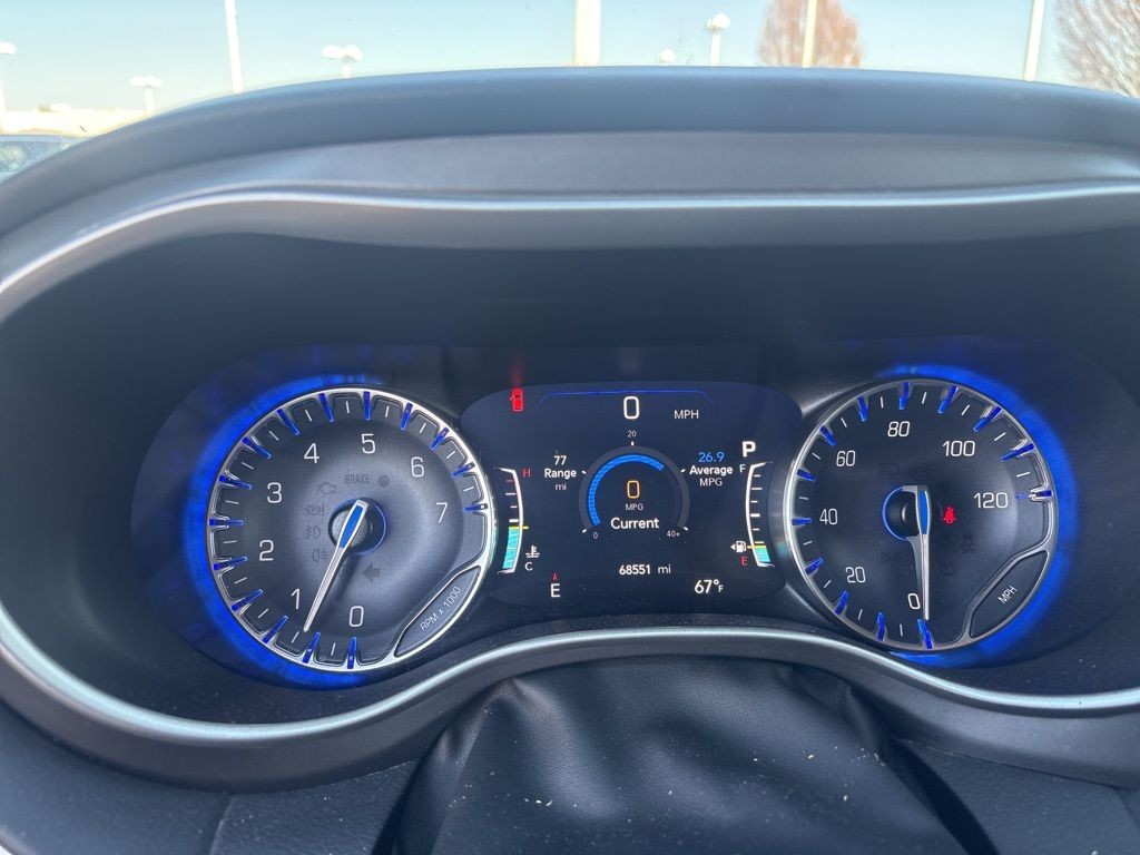 Chrysler Pacifica Vehicle Full-screen Gallery Image 10