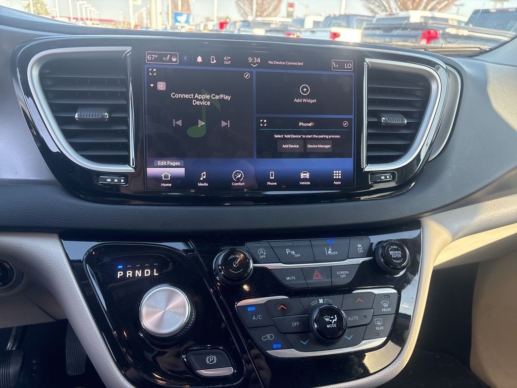 Chrysler Pacifica Vehicle Full-screen Gallery Image 12