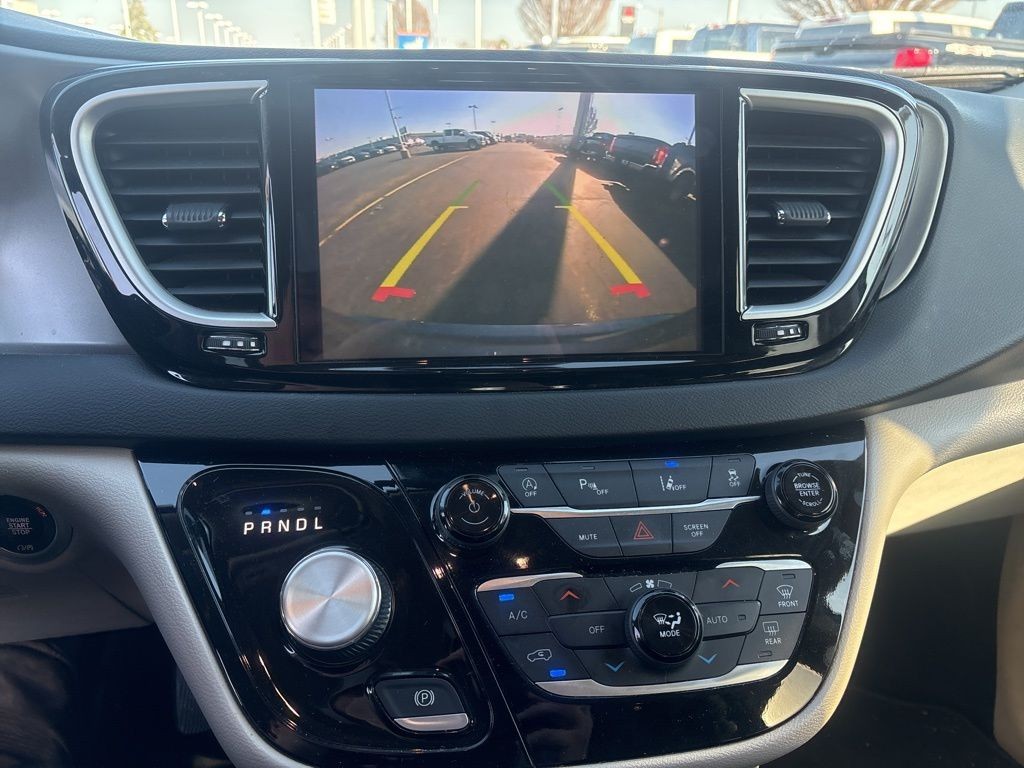 Chrysler Pacifica Vehicle Full-screen Gallery Image 13