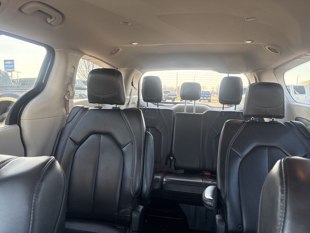 Chrysler Pacifica Vehicle Full-screen Gallery Image 14