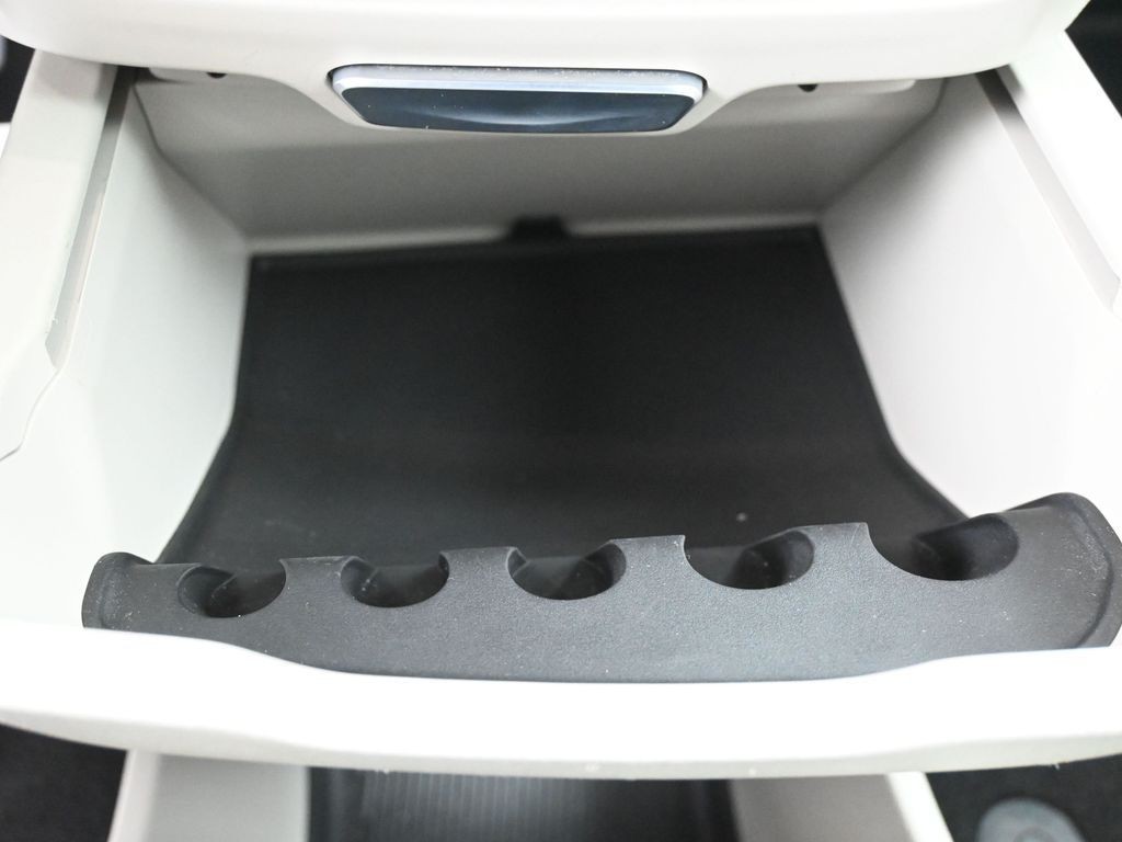 Chrysler Pacifica Vehicle Full-screen Gallery Image 16